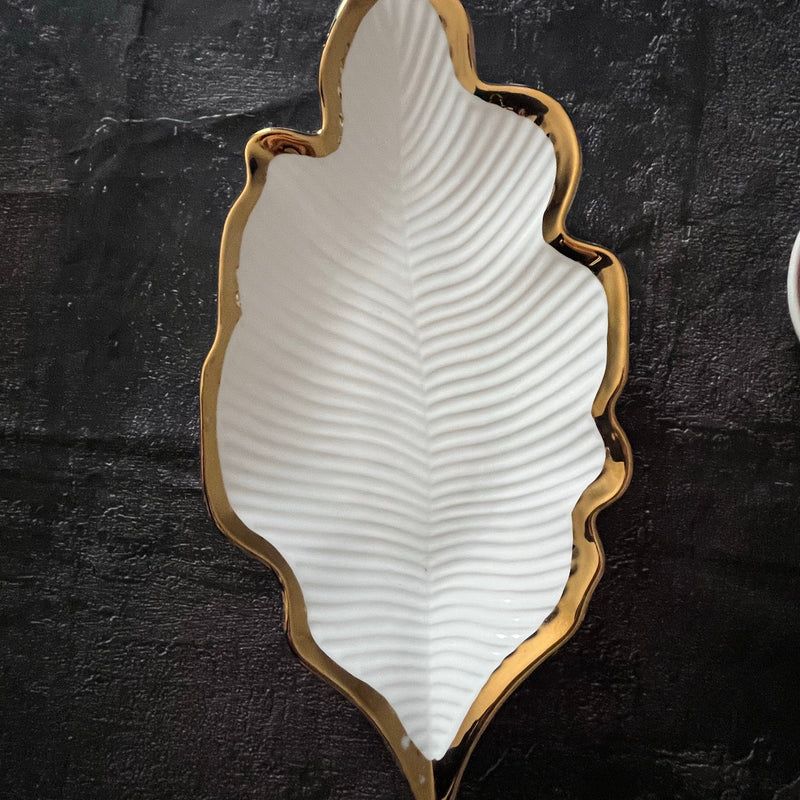 Assiette en céramique forme feuille